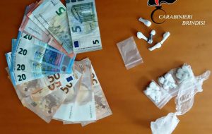 Nasconde la cocaina tra i sassi dei muretti a secco, arrestato 34enne