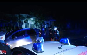 Incappucciati a mano armata fanno irruzione nella casa di campagna e rapinano due coniugi
