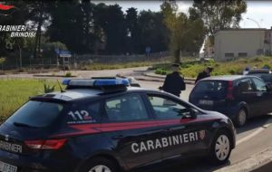 Pregiudicato sorpreso a bordo di auto rubata con a bordo merce trafugata