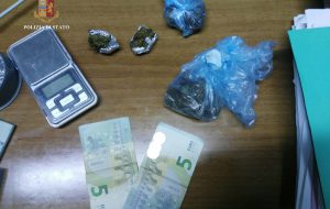 Spaccio di erba nella villa comunale: arrestato 26enne