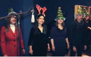 FdI in piazza per “Adesso si che è Natale”. Intanto sui social spopola il video di “All I want for Christmas”