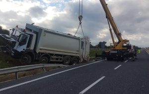 Scontro tra compattatore e due furgoni: un morto sulla statale