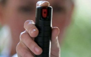 Aggredisce i Carabinieri con una zappa: bloccato con lo spray al peperoncino