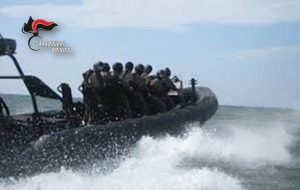 Teste di cuoio in azione nel porto di Brindisi: blitz ed ispezione su cargo sospetto