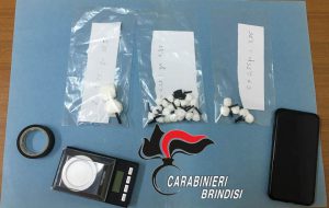 Nasconde 25 grammi di coca nella canna fumaria in disuso: arrestato 53enne