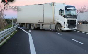 Traffico sbloccato sulla SS 379 dopo l’assalto al camion dei tabacchi