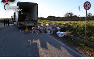 Scene da far west sulla 379: commando armato blocca la strada e assalta camion carico di tabacchi