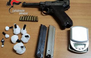 Minaccia l’ex moglie all’alba. In casa aveva pistola da guerra, munizioni e cocaina. Arrestato 40enne