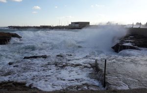 Vento troppo forte e mare in burrasca: il Tuffo di Capodanno 2019 rinviato a domenica 6 gennaio