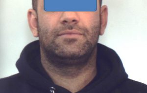 Senza patente ingaggia inseguimento con i Carabinieri: raggiunto e arrestato