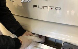 Nascondono cocaina in un doppiofondo della carrozzeria dell’auto: arrestati due fratelli