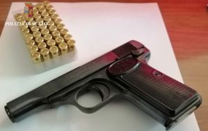 In casa pistola con matricola abrasa e 50 pallottole: arrestato 46enne
