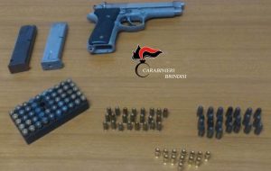 Nel distributore di benzina cocaina e pistola con caricatori e proiettili