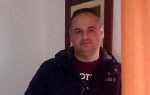 Perde la vita a 47 anni tornando a casa dopo il turno di notte. Lascia moglie e tre figli