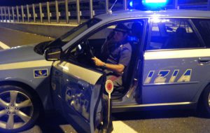Ruba 61 capi di abbigliamento: giovane donna arrestata dalla Polizia
