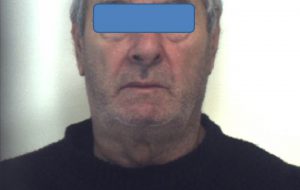 Arrestato per evasione il dipendente comunale beccato a giocare a briscola durante l’orario di lavoro