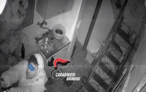 Beccato di notte mentre ruba a casa della nonna di 96 anni: arrestato 23enne