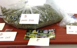 Nasconde nello zaino oltre mezzo chilo di marijuana: arrestato 32enne