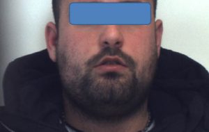 Spaccia coca ed erba dagli arresti domiciliari