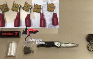 In casa droga e fuochi d’artificio illegali: denunciato 23enne di Napoli