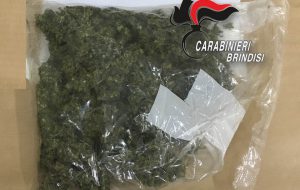51enne agli arresti domiciliari sorpreso con 190 grammi di marijuana in una borsa frigo: arrestato
