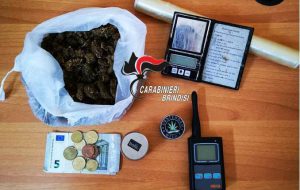 Sotto il materasso aveva 120 grammi di marijuana: arrestato 19enne