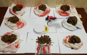 670 grammi di marijuana nel comodino della camera da letto: 34enne in arresto