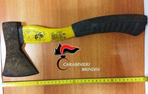 Marito geloso minaccia di morte la moglie con un’ascia