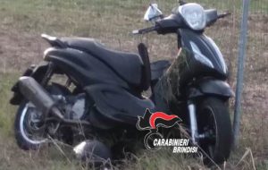 Ala guida di uno scooter non si ferma all’alt, ingaggia un inseguimento con i Carabinieri e si stampa contro un auto: arrestato