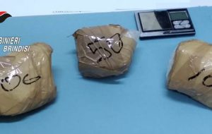 Incrocia i carabinieri e butta via tre involucri: dentro c’erano 250 grammi di cocaina