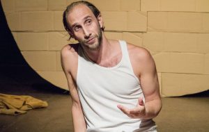 Giovedì 14 Valerio Malorni in scena a Mesagne con “L’uomo nel diluvio”