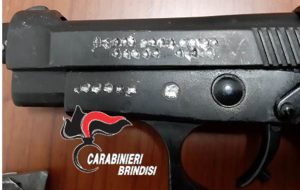 Punta la pistola verso un uomo per una questione da 30 centesimi