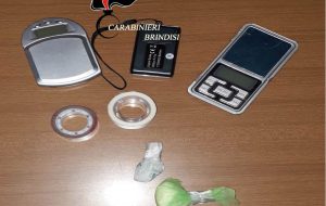 Sorpreso in casa 12 grammi di cocaina e tre bilancini di precisione: arrestato 47enne