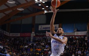 Happy Casa soffre, lotta e vince! Chappell dall’angolo stende Varese e la stacca in classifica