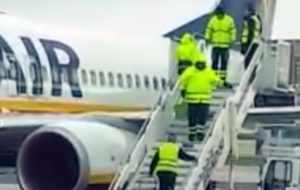 Arriva il de-icing all’Aeroporto di Brindisi ma è lite tra M5S e Forza Italia