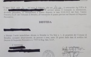 Ennesima emergenza abitativa a Brindisi: entro venti giorni nove famiglie dovranno lasciare la scuola di Via Sele