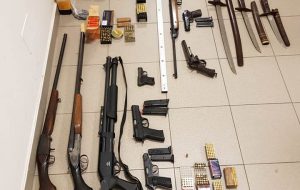 Si ferisce mentre maneggia una pistola e simula tentato omicidio: denunciati vittima e fiancheggiatori
