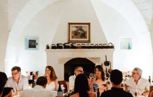 Tre bicchieri in Masseria ad Oria: il 7 e 21 marzo si brinda con i produttori premiati da Gambero Rosso