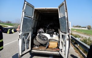 Il puzzle di una Fiat 500S all’interno di un furgone  bloccato dalla Polizia Stradale