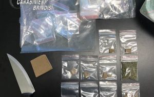 Arrestato ambulante 22enne: in casa aveva 1.795€ in contanti e 90 grammi tra hashish e marijuana suddivisi in dosi.