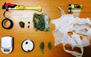 Droga nel laboratorio di riparazione e vendita: in manette tecnico informatico
