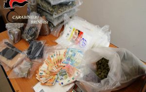 Nasconde nell’azienda agricola 10 Kg di droga, pistola e proiettili: arrestato 23enne di Francavilla