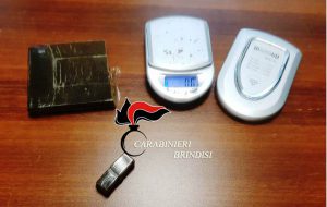 Nella cappa di aspirazione della cucina nascondeva hashish: arrestato