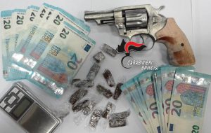 Si aggira nel centro commerciale armato, con droga e soldi falsi: arrestato pregiudicato napoletano
