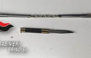 51enne trovato in possesso di un “nunchaku” e un “coltello a farfalla”: denunciato