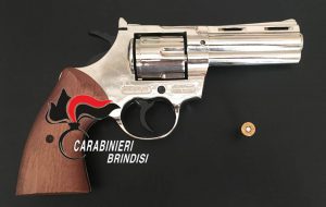 Deteneva nel garage una pistola a salve modificata: arrestato 40enne di Brindisi