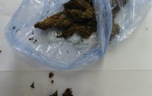 Tenta di nascondere un sacchetto di marijuana in un muretto a secco: denunciato 68enne