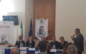 Grande interesse ad Erchie per la conferenza su “Il martirio di Santa Lucia e Sant’Irene e il femminicidio”