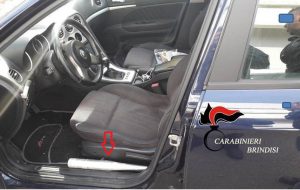 In auto con una mazza da baseball accanto al sedile: denunciato 40enne