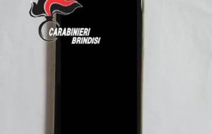 Si appropria di un telefono smarrito: denunciato 17enne